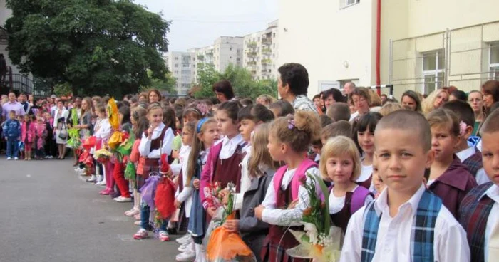 În această dimineaţă pentru toţi elevii din ţară a sunat ultimul clopoţel din acest an şcolar Foto: Adevărul