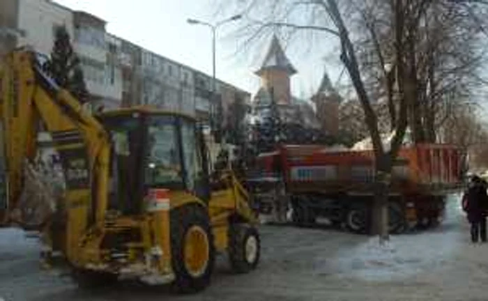 Zăpada este cărată non-stop