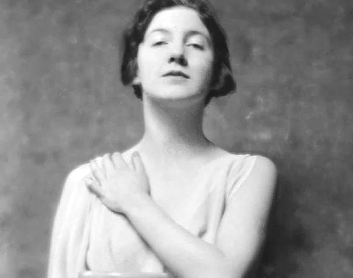 
    În anul 1913, publicaţia „New York Sun” a numit-o „Miss Manhattan”clickpentrufemei.ro  