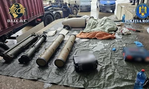 Armamentul descoperit în camionul oprit în Vama Albița FOTO DIICOT