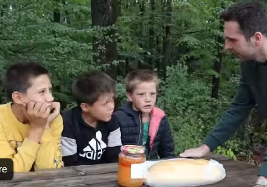 „Ce-i aia tocană?”. Povestea emoționantă a celor trei frați care au gustat pentru prima dată zacuscă