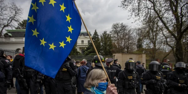 O femeie poartă steagul UE în cadrul protestelor din faţa ambasadei Rusiei în Cehia după ce spioni ruşi au fost acuzaţi de explozia la un depozit de muniţii în 2014 FOTO EPA-EFE