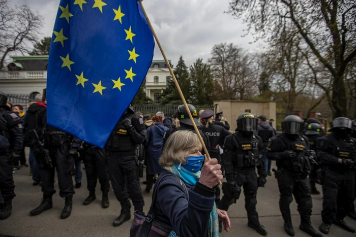 O femeie poartă steagul UE în cadrul protestelor din faţa ambasadei Rusiei în Cehia după ce spioni ruşi au fost acuzaţi de explozia la un depozit de muniţii în 2014 FOTO EPA-EFE