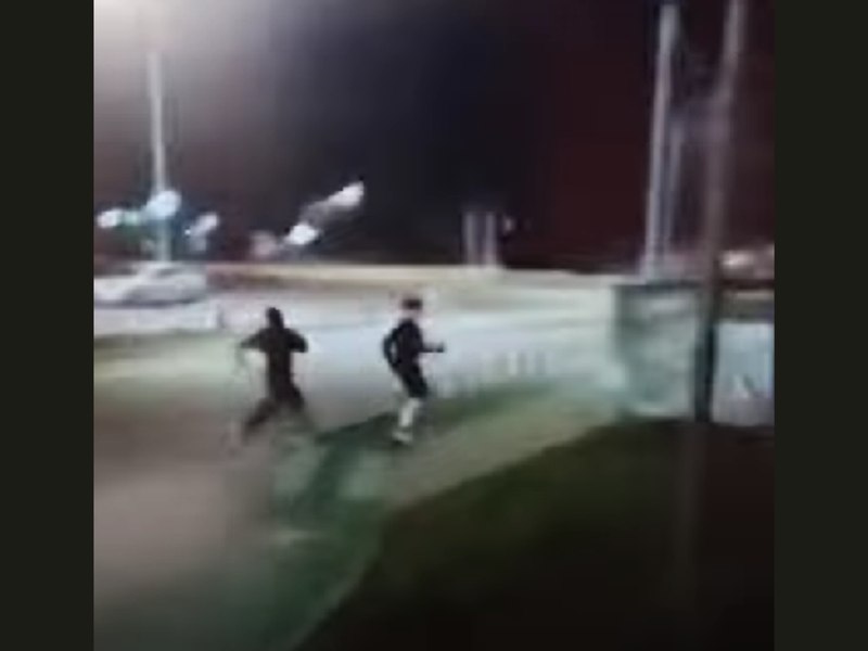 Tânăr filmat în timp ce agresa un băiat de 14 ani. Polițiștii au deschis dosar penal