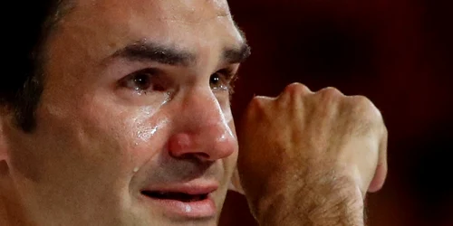 Roger Federer plânge după câştigarea titlului masculin la turneul de tenis Australian Open 2018 FOTO Guliver / Getty Images / Scott Barbour