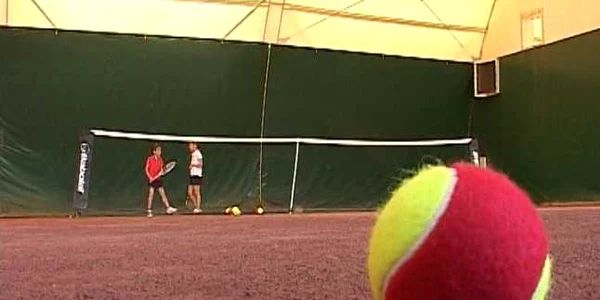 Fenomenul Halep aduce copiii pe terenurile de sport. 