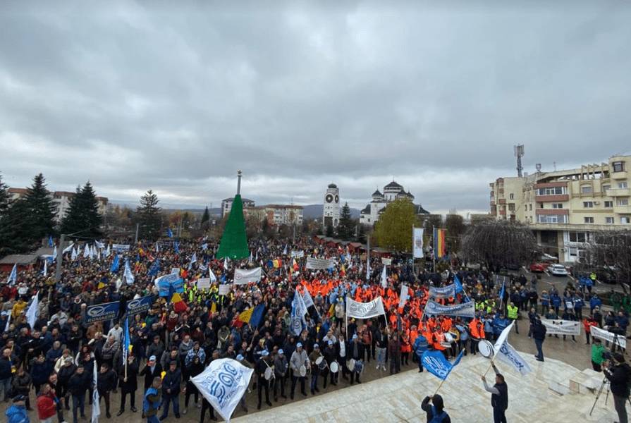 Protest al sindicaliștilor Dacia, la Mioveni. La miting au luat parte și angajați de la Ford VIDEO
