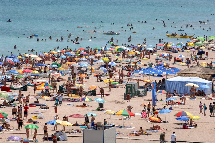 
    Plajele au fost aglomerate, exact ca în plin sezon estival  