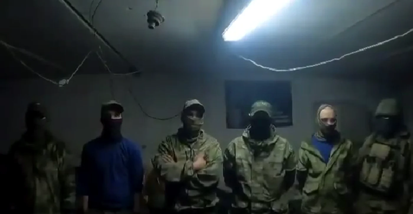 Soldați ruși cu fețele acoperite s-au plâns de un comandant într-un mesaj video FOTO Captură Twitter
