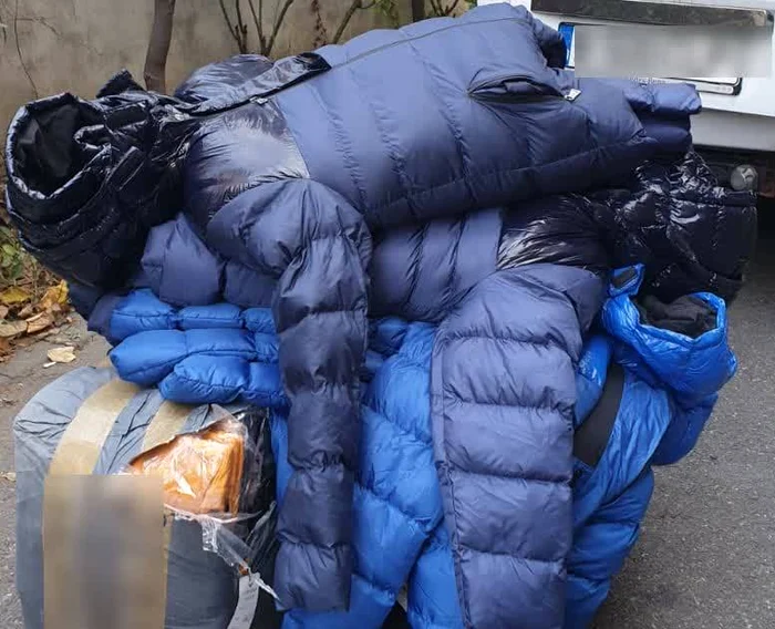 
    Hainele contrafăcute urmau să fie vândute pe diverse site-uri, sub brand-uri celebreFotografii: Poliția Capitalei  