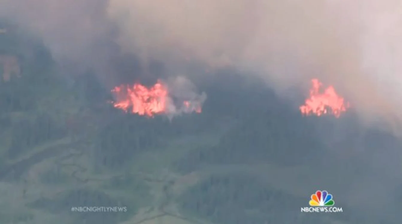 
    Incendiul s-a răspândit rapid pe o suprafaţă de 25 de kilometri pătraţiCaptură NBC  