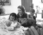 Prințesa Grace Kelly cu copiii săi, Prințesa Caroline, Prințul Albert de Monaco și Prințesa Stephanie. FOTO: Georges Lukomski, Palatul Princiar