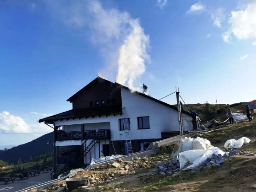 Incendiul a izbucnit la acoperişul cabanei FOTO ISU Neamţ