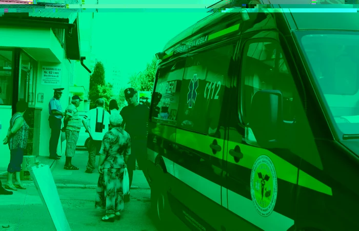 Ambulanţele au făcut ieri cu greu faţă miilor de solicitări venite din partea victimelor caniculei FOTO Mediafax