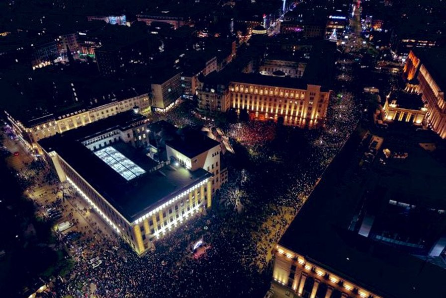 Mii de bulgari au ieșit în stradă la Sofia pentru a contesta bugetul pe 2026 și adoptarea euro