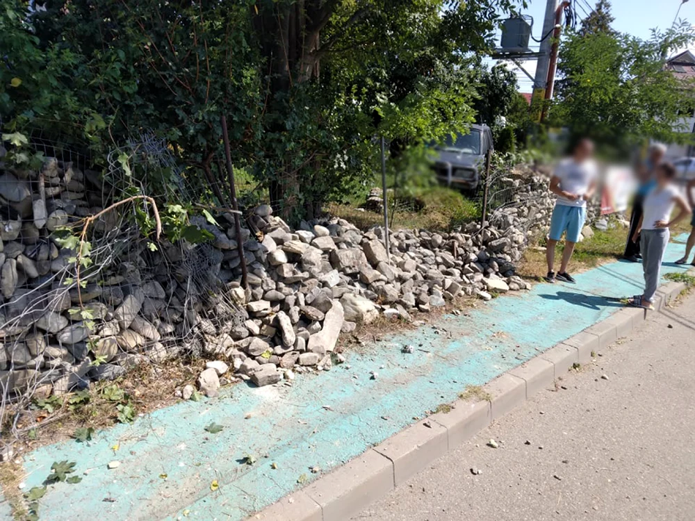 Maşina scăpată de sub control a spulberat un gar din piatră FOTO Ziarpiatraneamţ.ro
