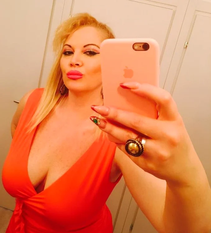 Oana Lis s-a pozat în baie