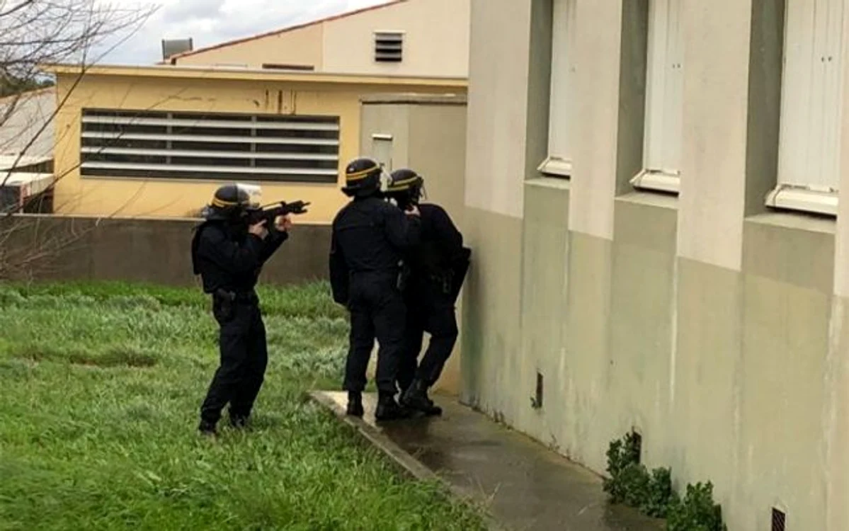 Poliţiştii au înconjurat clădirea în care se adăpostea atacatorul FOTO France 3