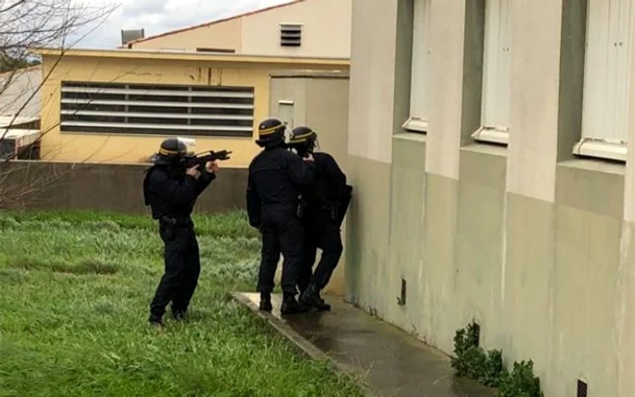 Poliţiştii au înconjurat clădirea în care se adăpostea atacatorul FOTO France 3