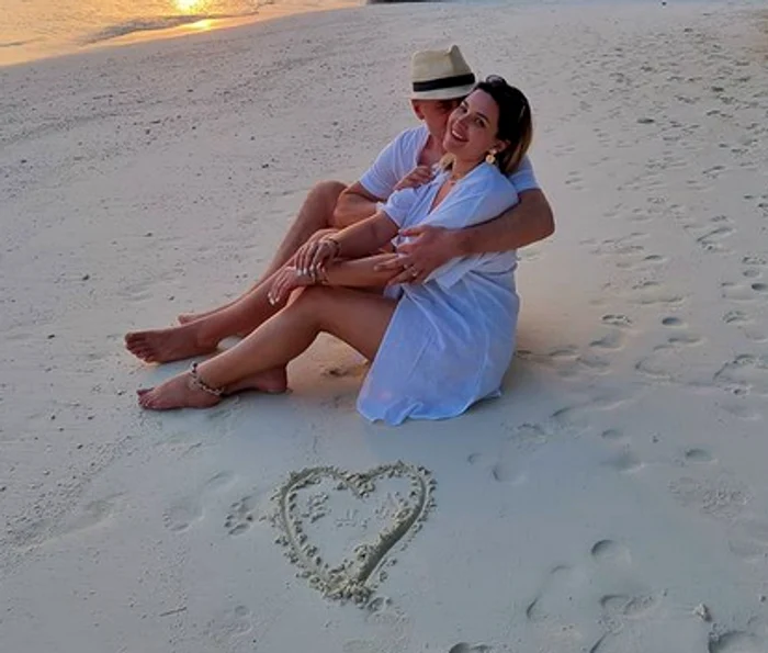 
    Ela Crăciun, ipostază romantică în Maldivefoto: Instagram  