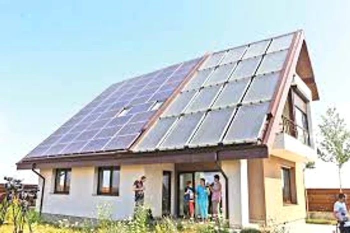 Românii pot deconta prin programul ”Casa Verde” cheltuieli cu montarea panourilor solare în valoare de 20.000 de lei