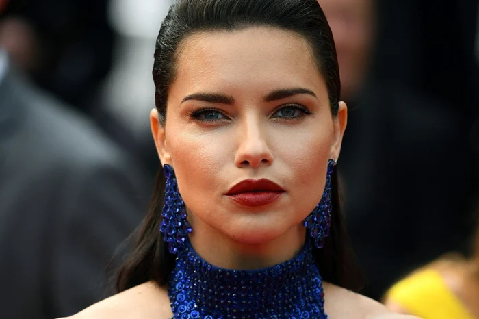 Adriana Lima a defilat cu burtica de gravidă la vedere Foto: Arhivă