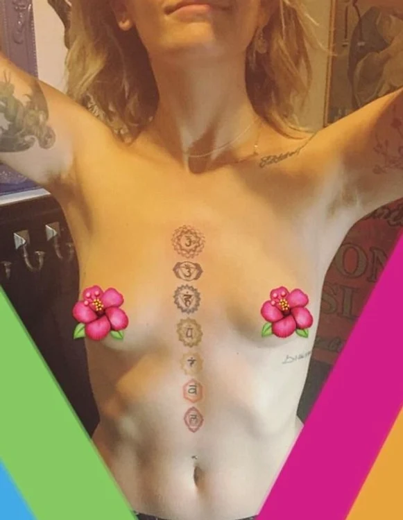 Paris Jackson şi-a tatuat cele şapte chakre pe corp