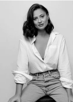 Mădălina Crețan afișează outfituri extrem de sexy care îi lasă un aer feminin și sexy