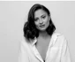 Mădălina Crețan afișează outfituri extrem de sexy care îi lasă un aer feminin și sexy