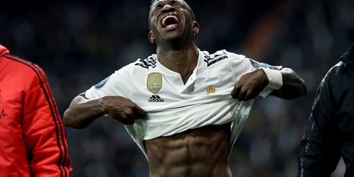 Vinicius Junior de la Real Madrid părăseşte terenul accidentat în timpul partidei din Liga Campionilor dintre Real Madrid şi Ajax pe stadionul Santiago Bernabeu în Madrid Spania FOTO EPA-EFE / Rodrigo Jimenez