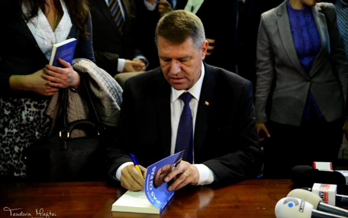Primul volum al lui Klaus Iohannis, ”Pas cu pas” s-a vândut ca pâinea caldă
