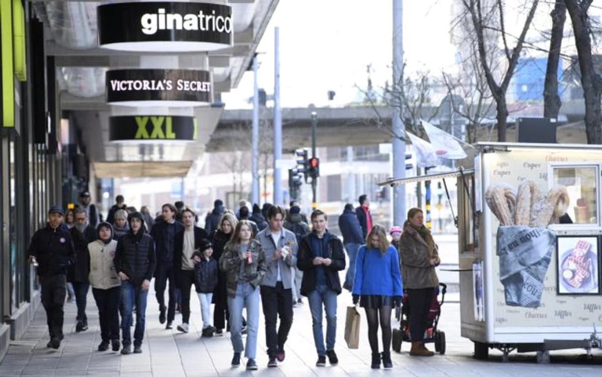 Cum văd suedezii distanţarea socială la Stockholm Suedia FOTO EPA-EFE / Henrik Montgomerery