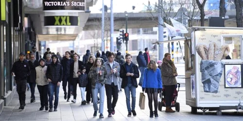 Cum văd suedezii distanţarea socială  la Stockholm Suedia FOTO EPA-EFE / Henrik Montgomerery