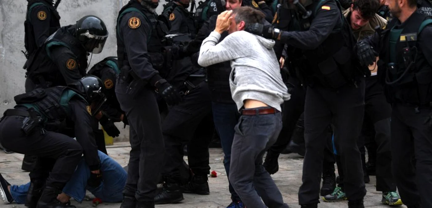 Confruntări între poliţişti si oamenii care protestează în faţa şcolii Ramon Llull din Barcelona. FOTO Guliver/Gettyimages