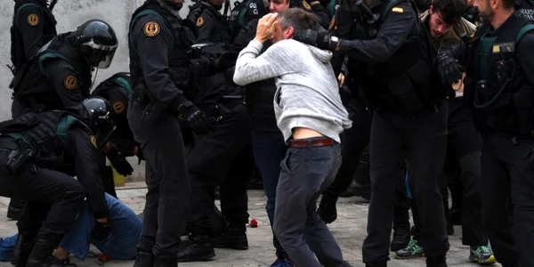 Confruntări între poliţişti si oamenii care protestează în faţa şcolii  Ramon Llull  din Barcelona. FOTO Guliver/Gettyimages