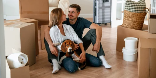 Imobiliare - cuplu care se muta la apartament - casa FOTO Shutterstock