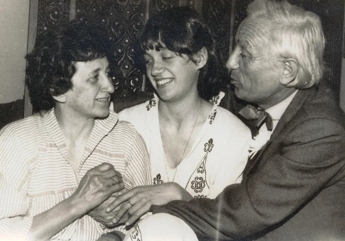 Mihaela Ciobotea inconjurata de parintii sai in 1980 foto arhiva personala