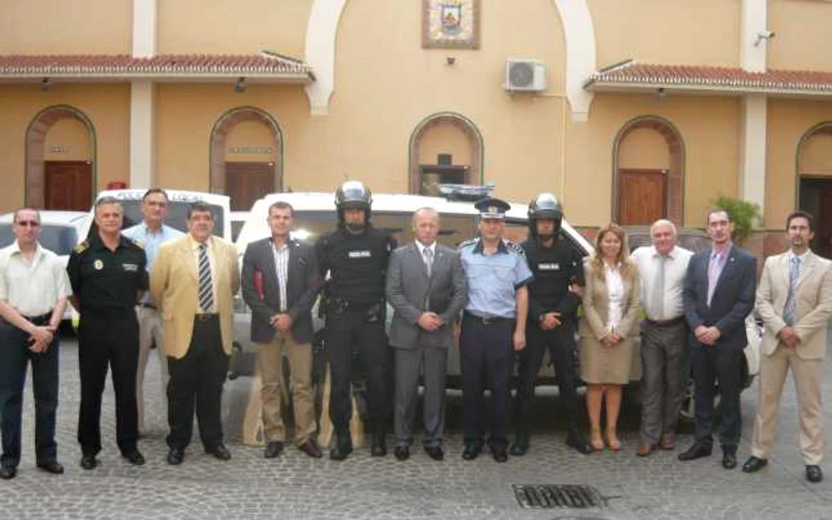 Valentin Lazăr şi Aurel Pană (foto centru) alături de colegii poliţişti spanioli