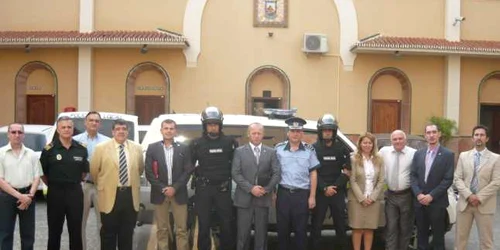 Valentin Lazăr şi Aurel Pană (foto centru) alături de colegii poliţişti spanioli