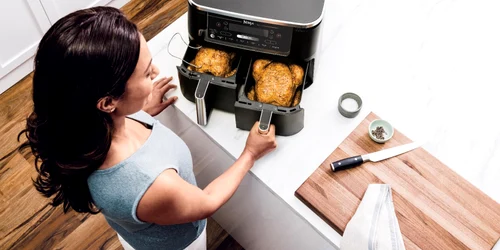 Ninja AF451UK InUse OnIsland Overhead TwoWholeChickens Woman jpg