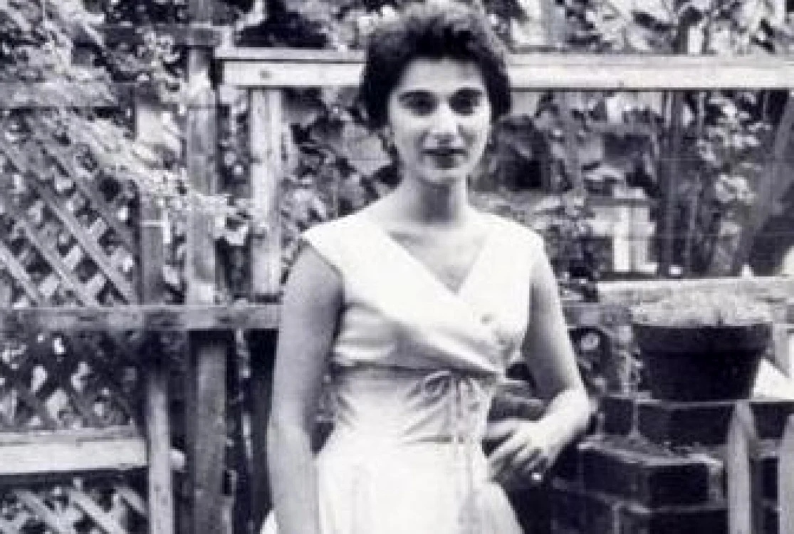 Kitty Genovese a fost atacată pe stradă, în timp ce se îndrepta
spre casă, de un necunoscut, care a înjunghiat-o de mai multe ori. Niciunul dintre martori nu a intervenit.