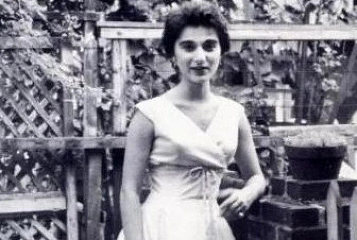 Kitty Genovese a fost atacată pe stradă, în timp ce se îndrepta 
spre casă, de un necunoscut, care a înjunghiat-o de mai multe ori. Niciunul dintre martori nu a intervenit.