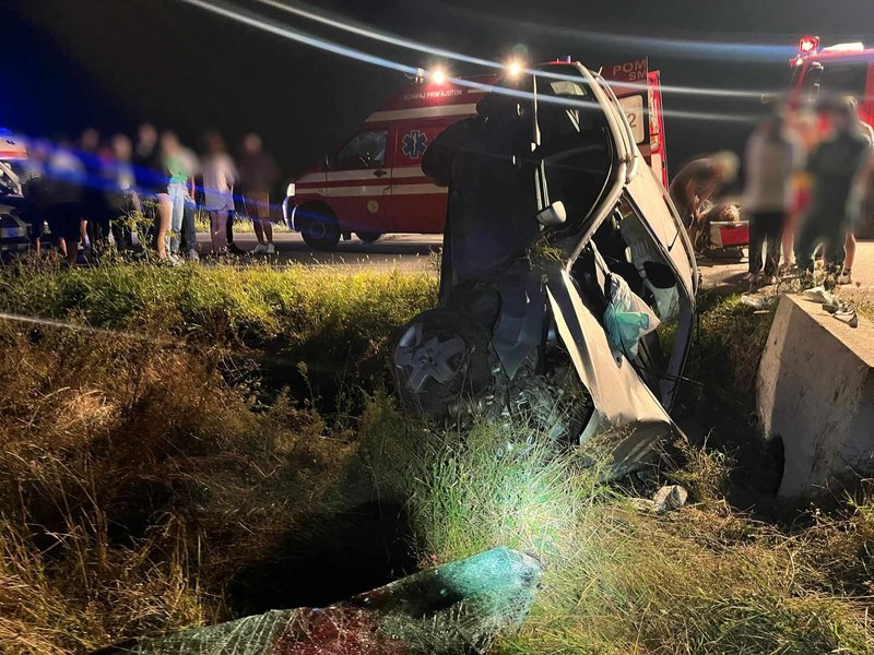 Mașină cu patru tineri, înfiptă într-un cap de pod, la Arad. Una dintre victime, extrasă de sub autoturism 
