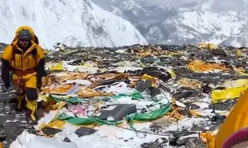 muntele everest gunoaie jpg