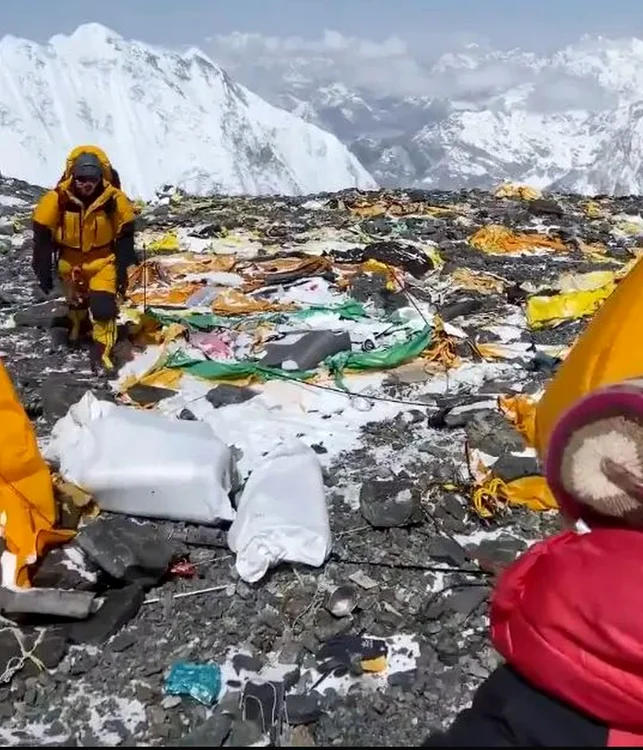 Gunoaie pe Munții Everest