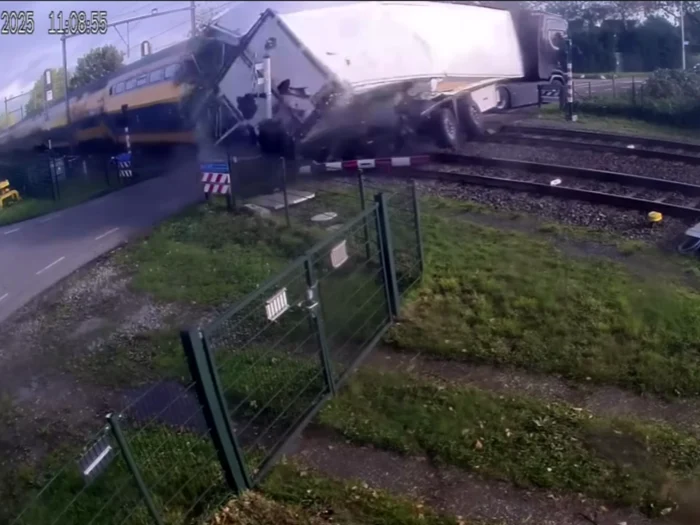 VIDEO Momentul în care un camion este spulberat de tren în Olanda. „Mai bine deteriorați o barieră decât să puneți o viață în pericol”