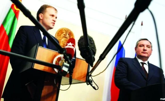 Dmitri Rogozin (dreapta) se va întâlni şi de această dată cu liderul separatist Evgheni Şevciuk. FOTO Itar-Tass