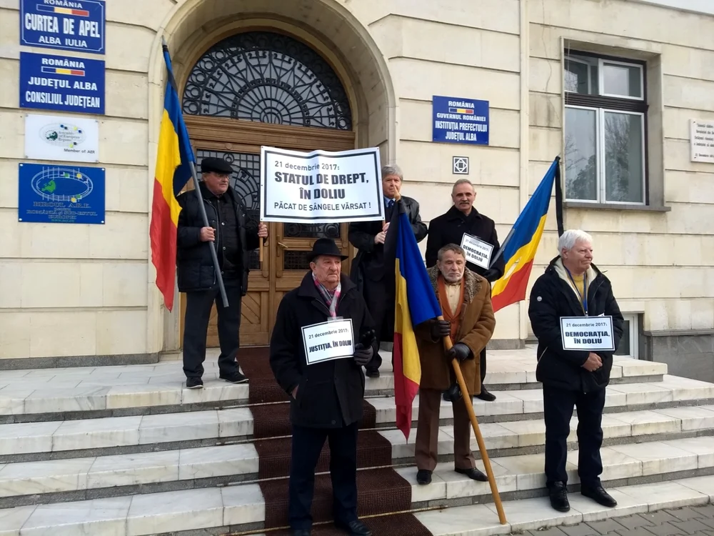 Şase revoluţionari au protestat în tăcere pe scările Palatului Administrativ din Alba Iulia