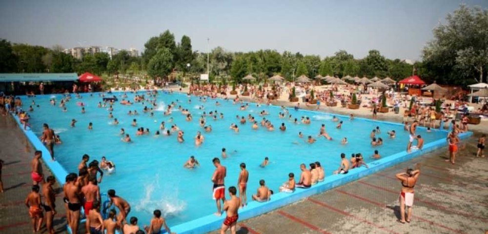 Un mit spulberat. Cum îți dai seama că în apa din piscină este prea mult clor 