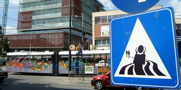 Indicatoarele rutiere inedite au fost văzute în centrul Timişoarei
